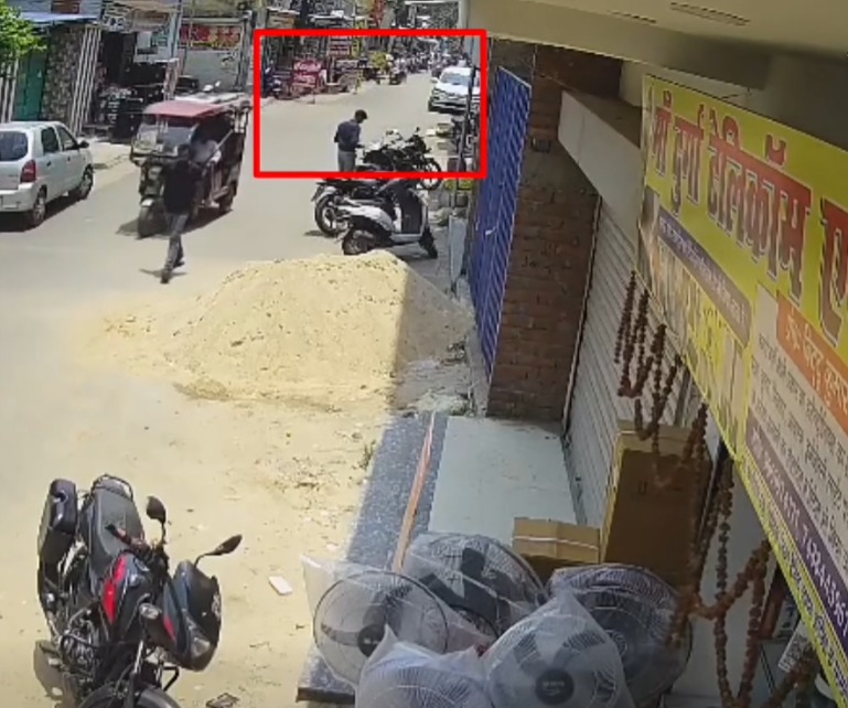 Giridih News: गिरिडीह में दिनदहाड़े स्कूटी चोरी, फॉर्मल ड्रेस और सनग्लासेस में आया शातिर चोर CCTV में हुआ कैद