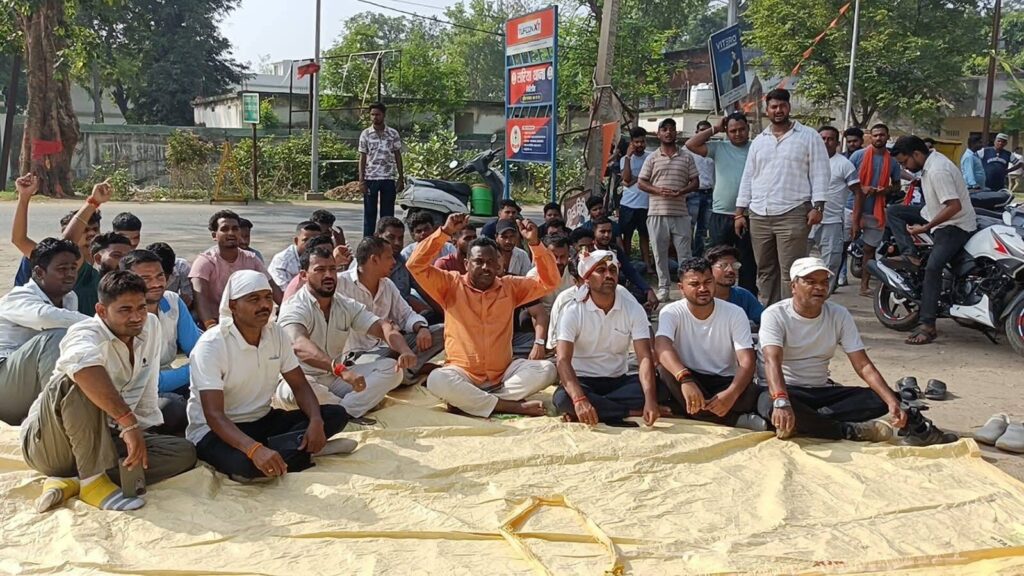 Giridih News: सरिया थाना घेराव: भाजपा कार्यकर्ताओं का हंगामा, पुलिस पर मारपीट का आरोप