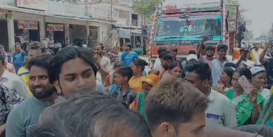 Giridih News: गैस नहीं मिलने से फूटा लोगों का गुस्सा, एजेंसी के खिलाफ सड़क जाम कर अवैध वसूली का लगाया आरोप