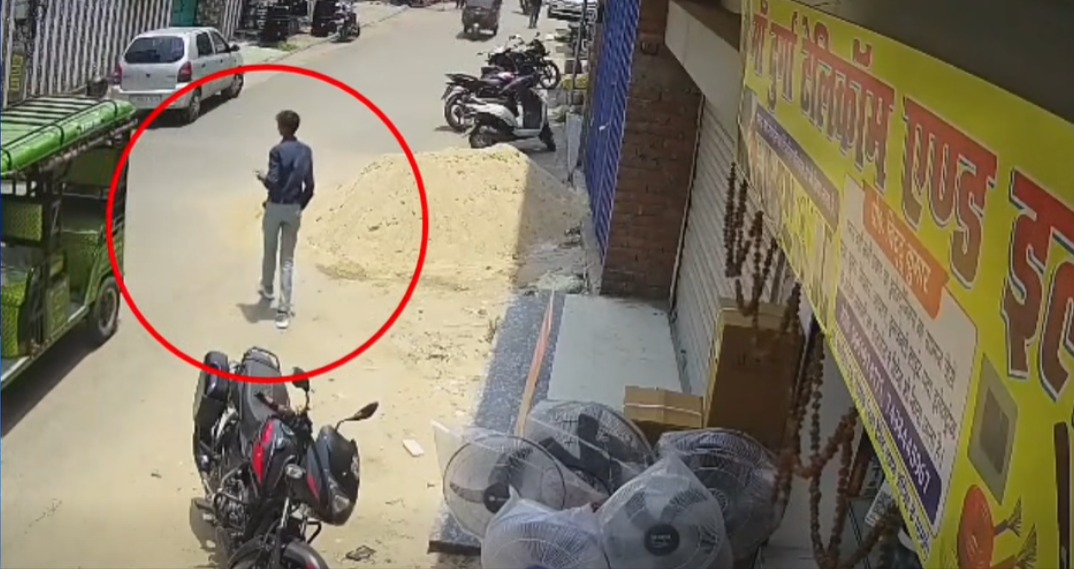 फॉर्मल-ड्रेस-और-सनग्लासेस-में-आया-शातिर-चोर.