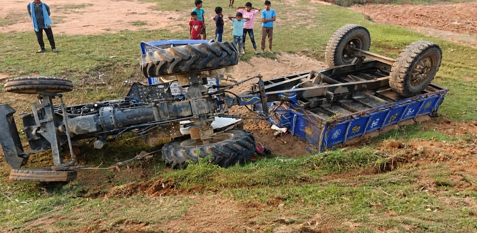 जब्त ट्रैक्टर लेकर भागा चालक, रास्ते में पलटा वाहन