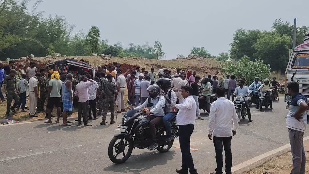 स्कूल जा रहे बच्चों से भरे टेंपो को ट्रक ने मारी टक्कर